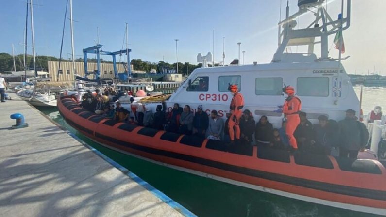 Roccella, 22esimo sbarco da inizio anno: soccorsi 66 migranti