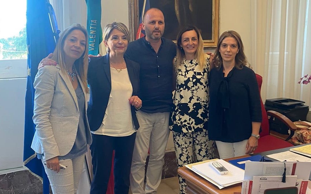 Giunta di Vibo, il sindaco nomina i nuovi assessori e rimodula le deleghe