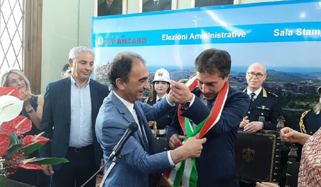 Nicola Fiorita riceve la fascia tricolore da Sergio Abramo