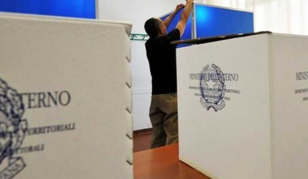 Un seggio elettorale, in Calabria sono 2401