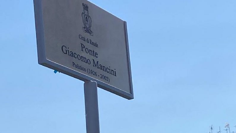 Inaugurato il Ponte Giacomo Mancini, ma l'anno di nascita sulla targa è sbagliato