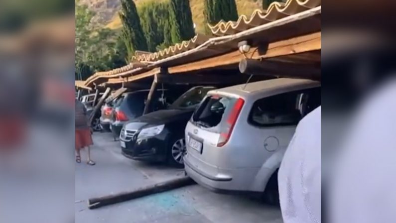 Amantea, durante un matrimonio crolla la tettoia del parcheggio: auto distrutte