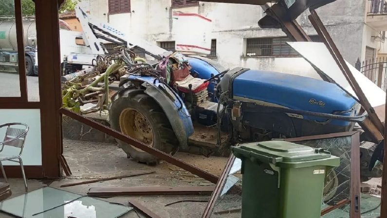 Cassano, un trattore sbanda e sfonda la vetrina di un bar