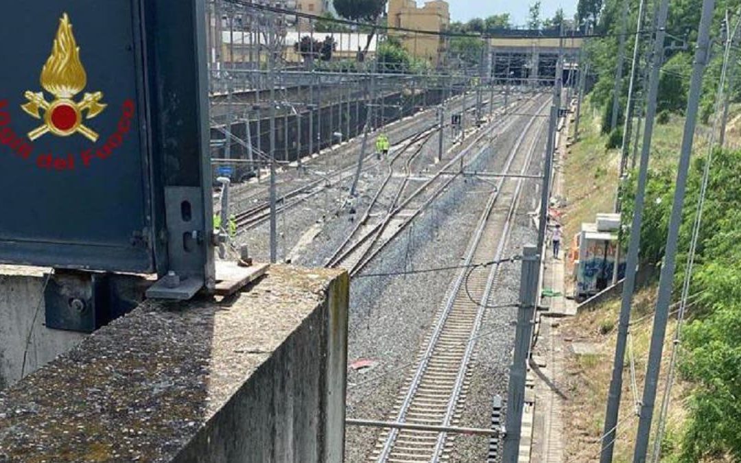 Roma, deraglia un vagone del Frecciarossa: fumo in carrozza e passeggeri al buio