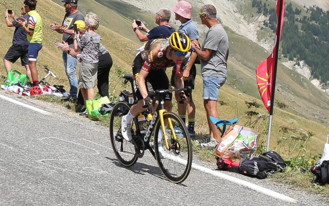 Sull’Alpe d’Huez vince Pidcock, Vingegaard rimane in giallo
