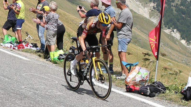 Sull’Alpe d’Huez vince Pidcock, Vingegaard rimane in giallo
