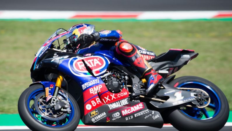 Tripletta Razgatlioglu a Donington Park, sua anche gara 2