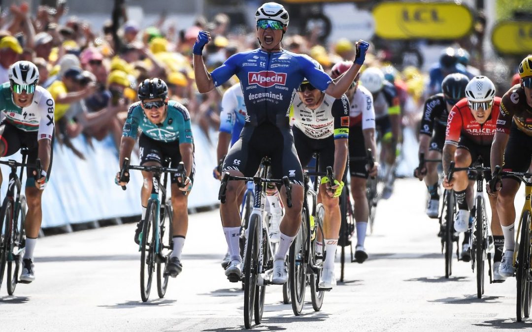 Philipsen vince la 15^ tappa del Tour davanti a Van Aert