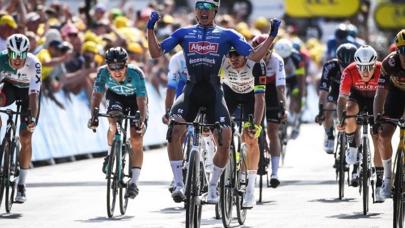 Philipsen vince la 15^ tappa del Tour davanti a Van Aert