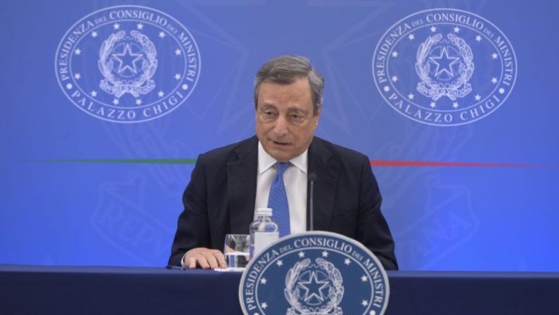 Governo, Draghi “Aiutiamo imprese e famiglie su caro prezzi”