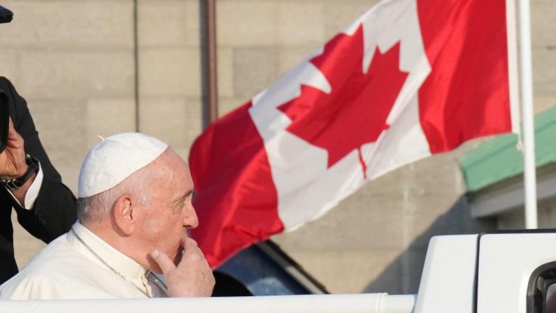 Il Papa rientra dal Canada “Avanti verso riconciliazione e verità”