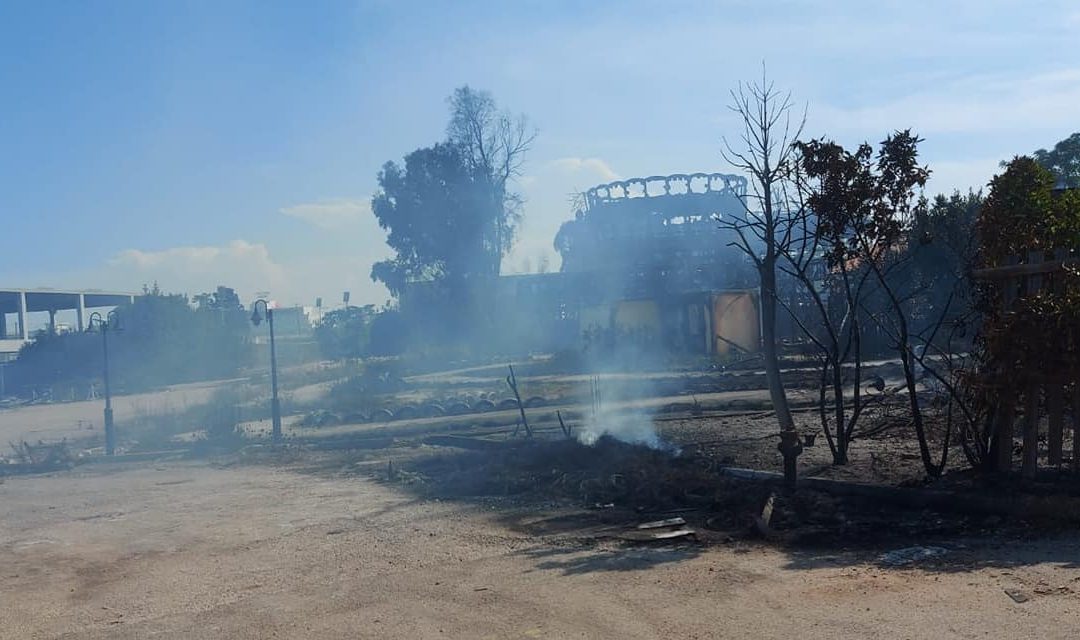 Quello che rimane del Miragica - Foto: pagina Facebook "Operatori Emergenza Radio Bisceglie"