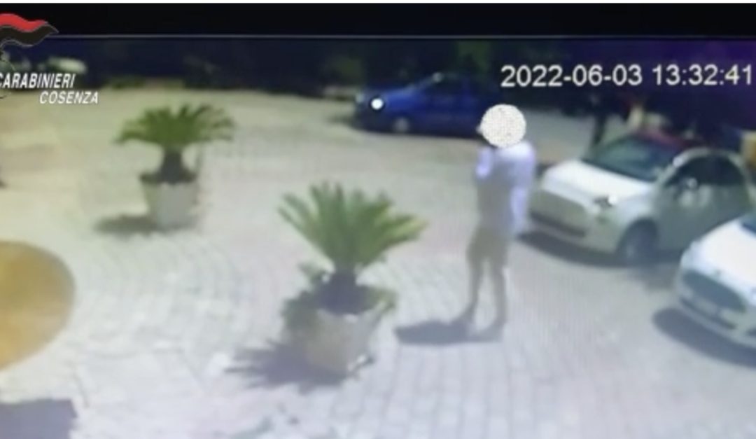 Un'immagine dell'indagato di un video reperito dai carabinieri