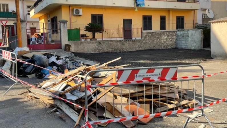 Abbattute tre baracche abusive vicine alla Chiesa madre di Botricello
