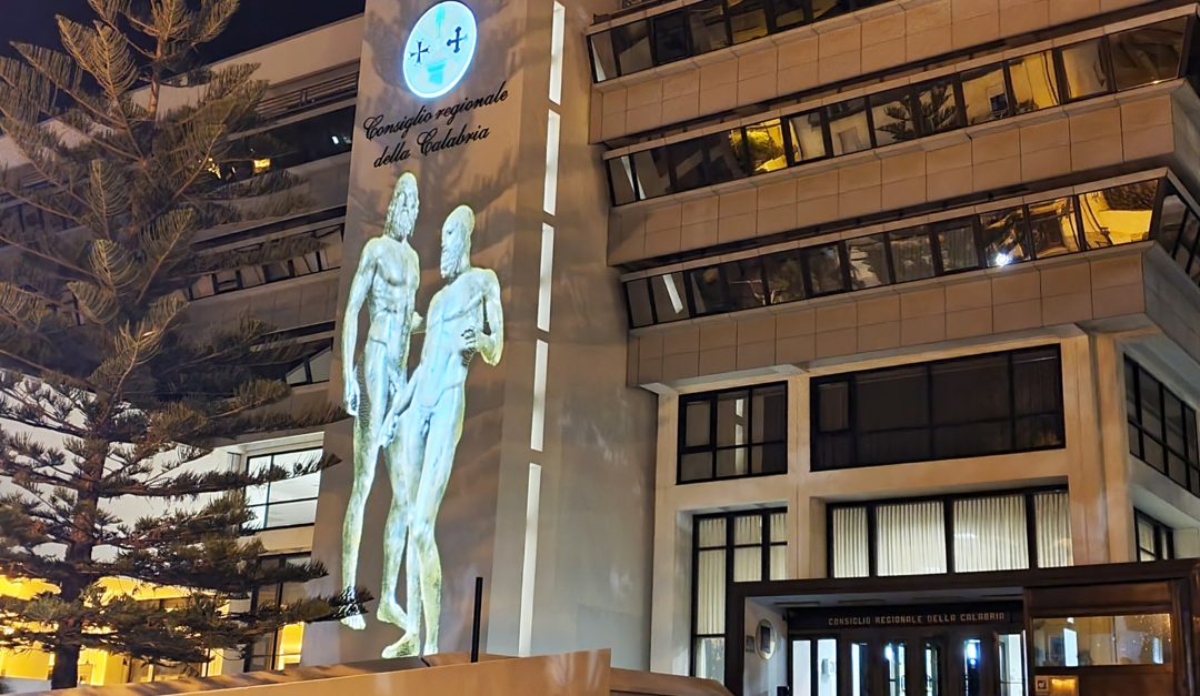 I Bronzi proiettati su Palazzo Campanella