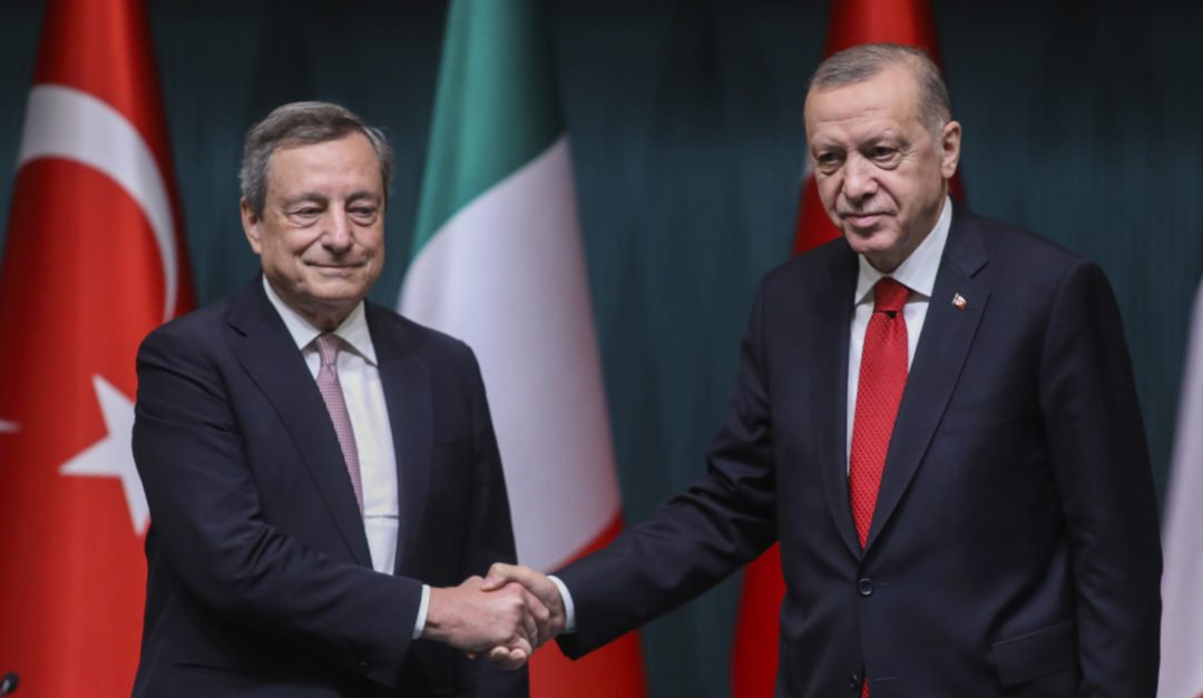 Mario Draghi saluta Recep Tayyip Erdogan ad Ankara