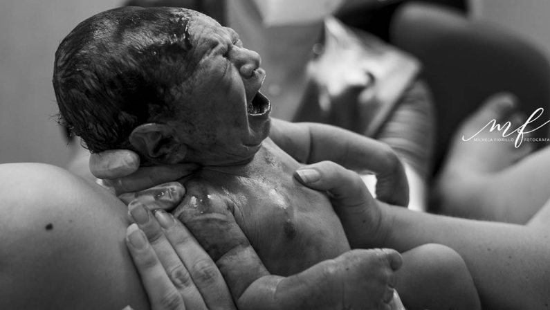 Vibo, l'emozione delle nascite in un reportage fotografico