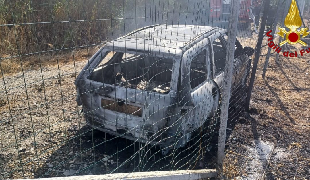 Una delle auto colpite dalle fiamme