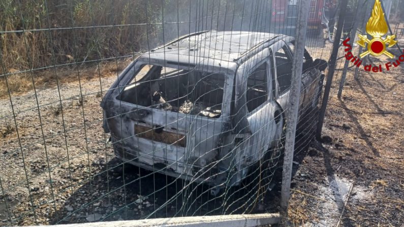 Incendio in un parco auto a Crotone, esplode una bombola Gpl