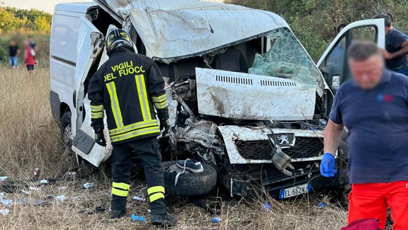 Grave incidente stradale nel Vibonese, furgone precipita in una scarpata