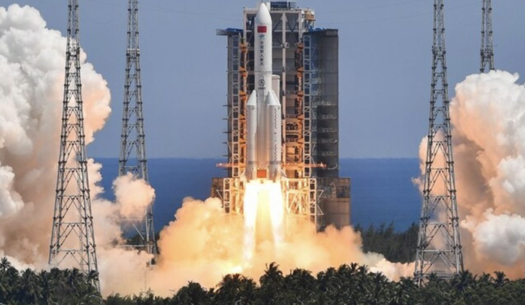 Il momento del lancio del razzo cinese Lunga Marcia 5B, il 24 luglio 2022