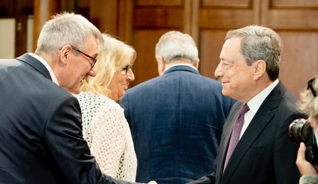 Mario Draghi, qui con Maurizio Landini (Cgil), durante l'incontro di oggi a Roma coi sindacati