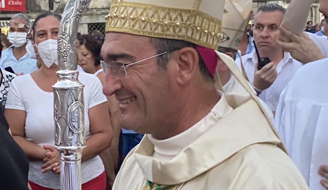 Monsignor Parisi saluta la folla di fedeli