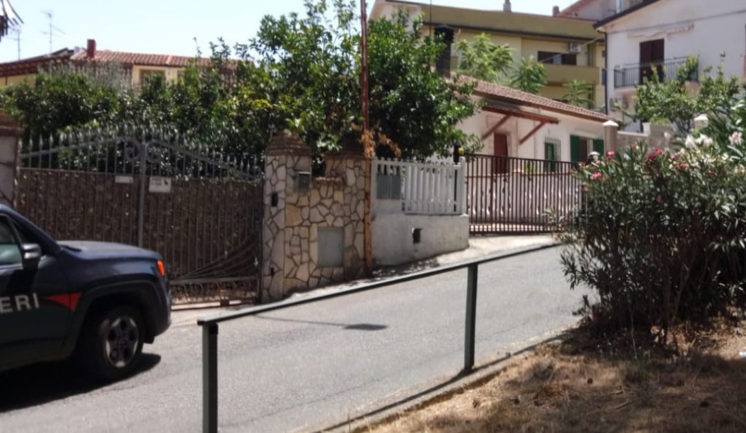 I carabinieri davanti alla casa della donna uccisa