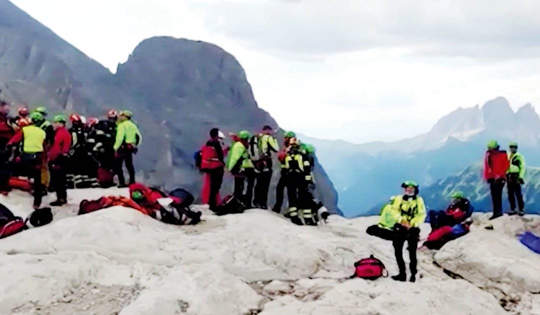 Un gruppo di alpini giunti in soccorso sulla Marmolada