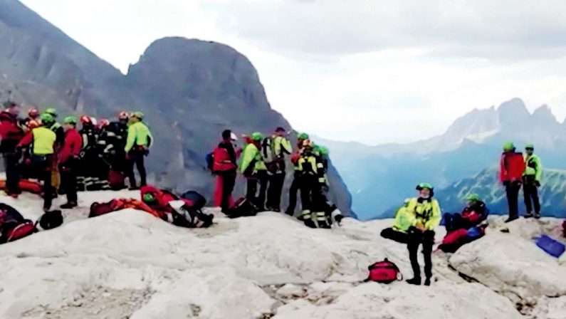 Marmolada, una tragedia evitabile? Messner: «Andare lì sotto è pericoloso»