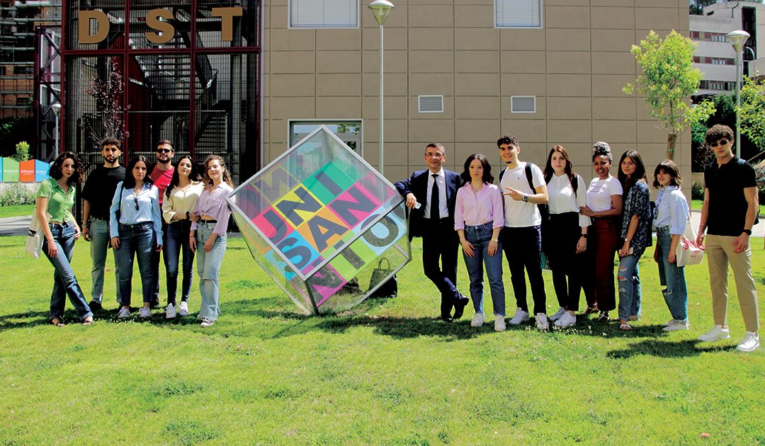Il rettore Gerardo Canfora con gli universitari
