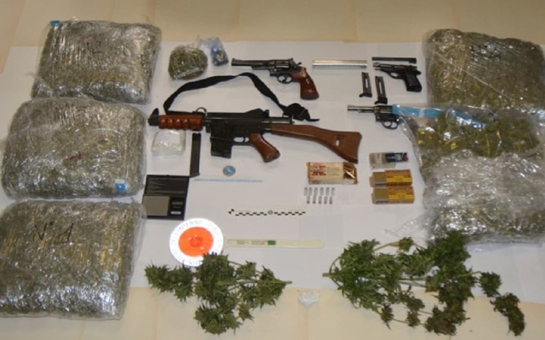 Crotone, retata nel quartiere Fondo Gesù: sequestrate armi e droga