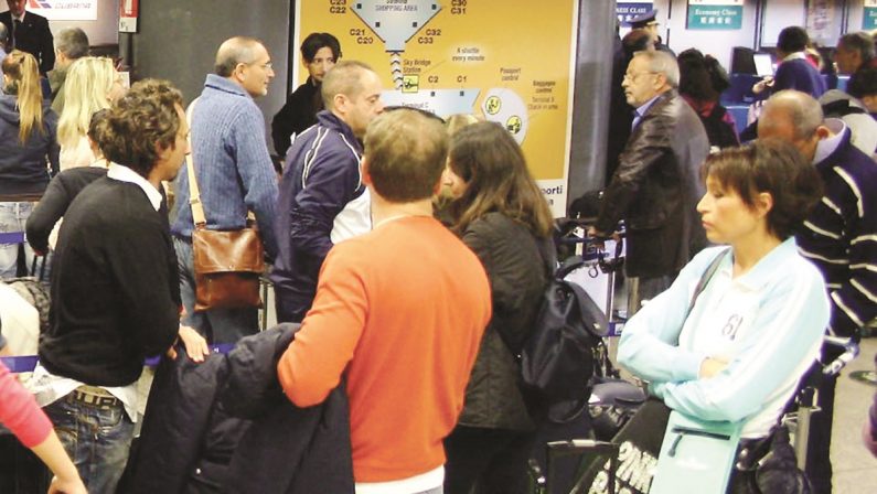 L’odissea dei turisti in volo per la Calabria: code, cancellazioni e prezzi alle stelle