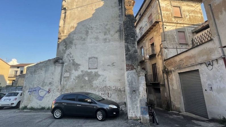 Cosenza, vico II Rivocati: il regno dei topi