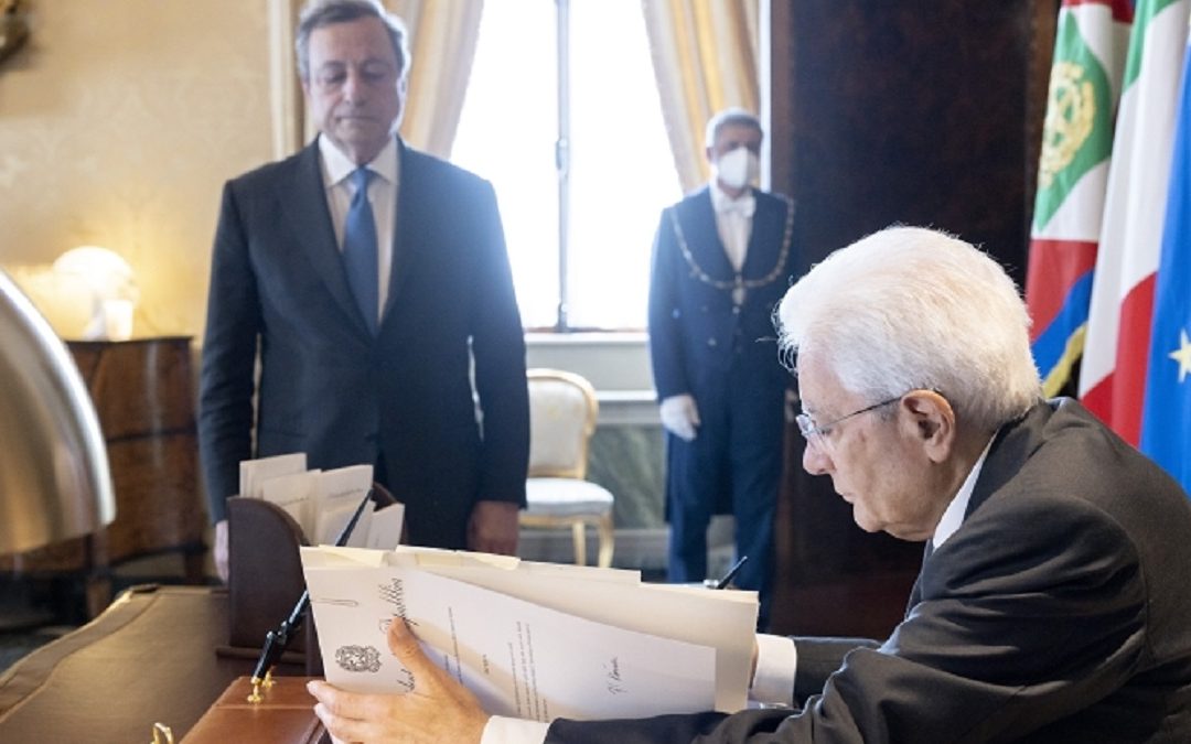Mario Draghi e Sergio Mattarella durante la firma del decreto di scioglimento delle Camere