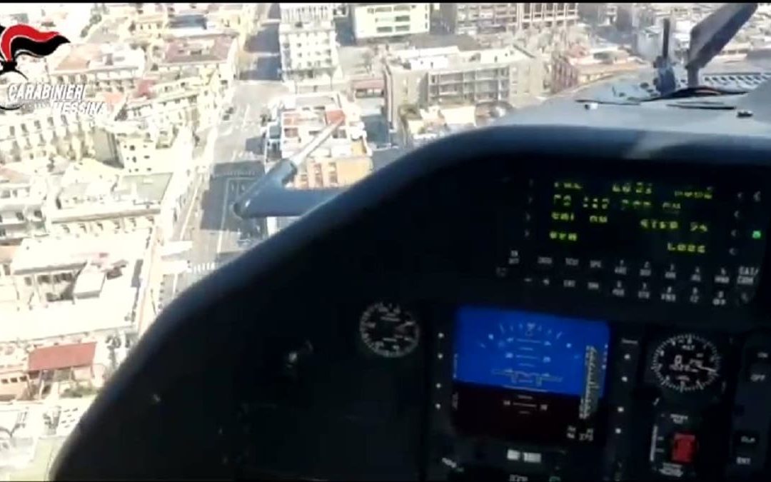 Un elicottero dei carabinieri in volo su Messina