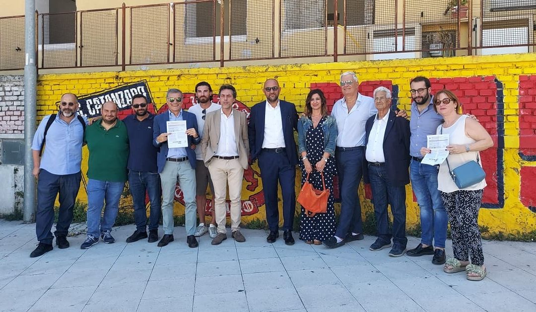 Gli amministratori con il presidente Noto, il ds Foresti e il capitano Martinelli