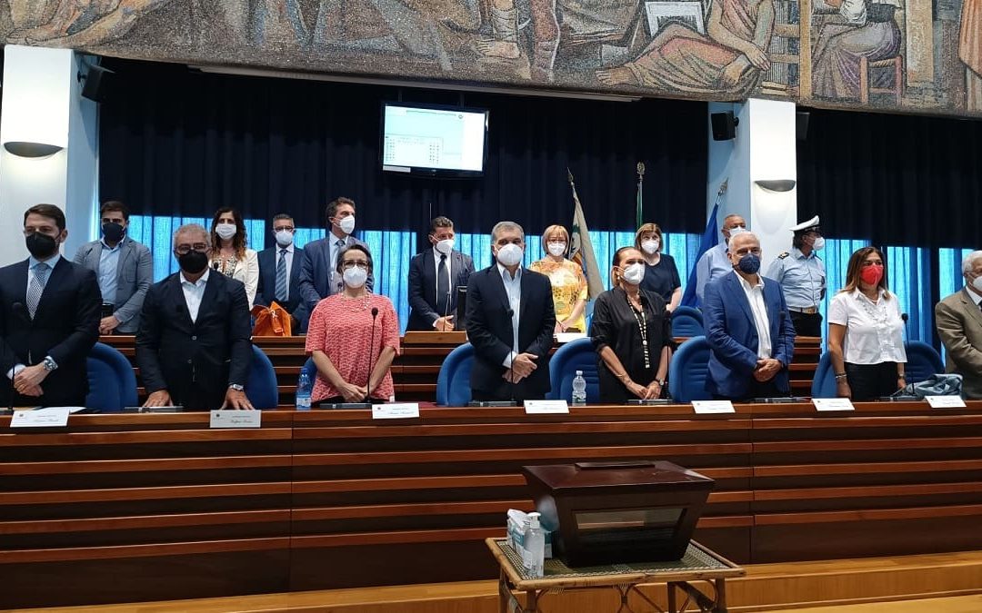 Il sindaco e la Giunta in piedi durante l'esecuzione dell'Inno di Mameli