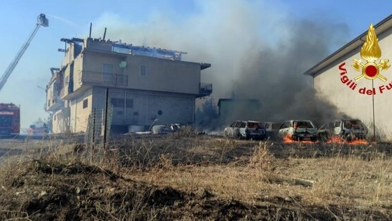 Cutro, vasto incendio a ridosso del centro abitato: in azione i canadair