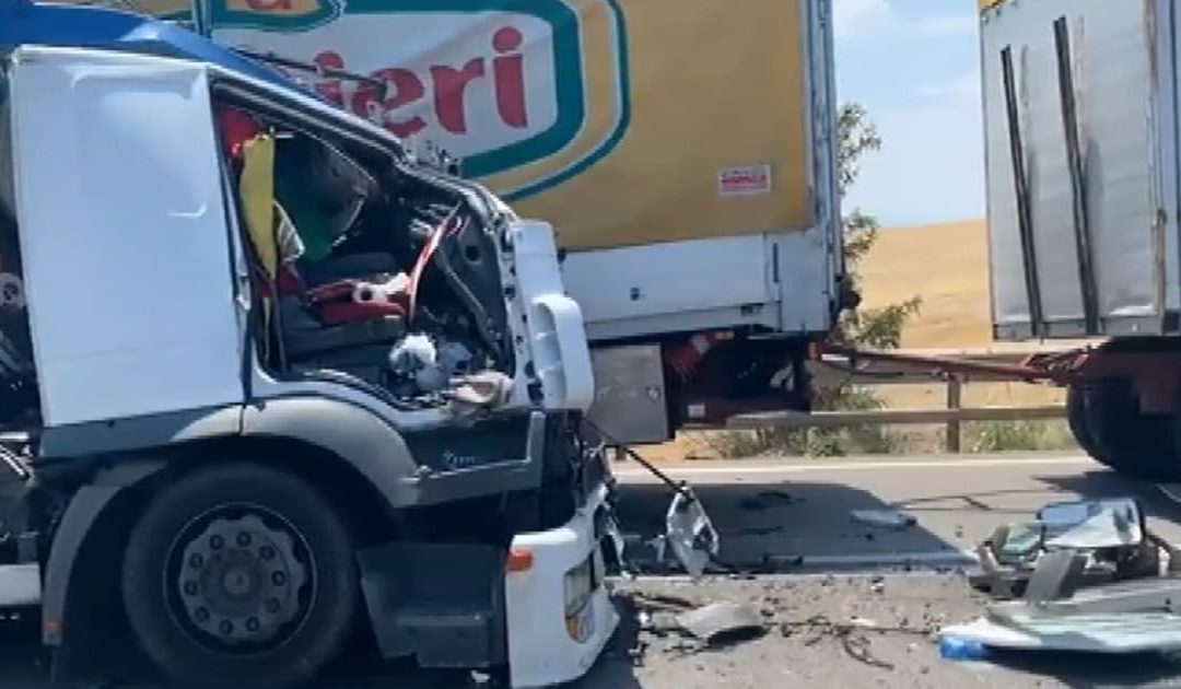 I due mezzi pesanti coinvolti nell'incidente di ieri lungo la Statale 7 Matera-Ferrandina