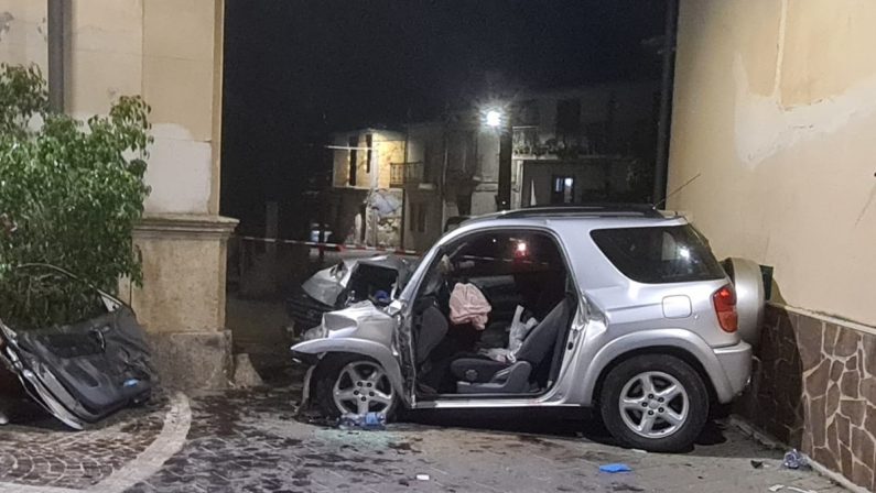 Si schiantano con l’auto sul muro di una chiesa, due anziani coniugi morti nel Vibonese