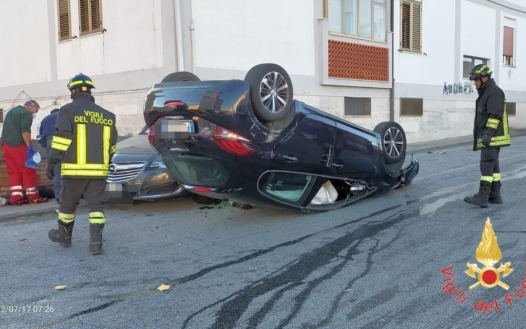 Si ribalta con l’auto a Catanzaro, ferito giovane di nazionalità ucraina