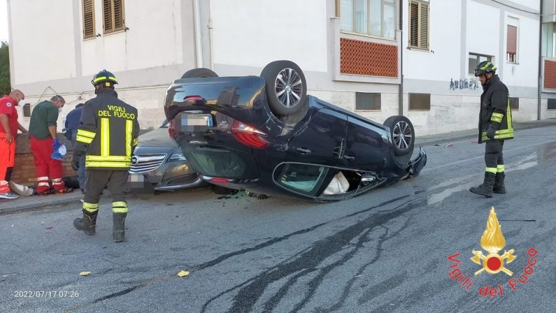 Si ribalta con l’auto a Catanzaro, ferito giovane di nazionalità ucraina