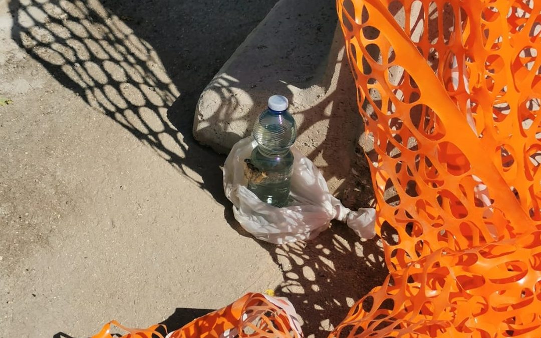 La bottiglia con liquido incendiabile usata per l'intimidazione