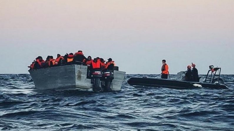 Soccorsi 40 migranti e fatti sbarcare al porto di Crotone