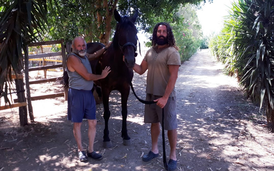 Cristian con il suo Furia insieme al titolare del maneggio "Colorado" di Lampazzone