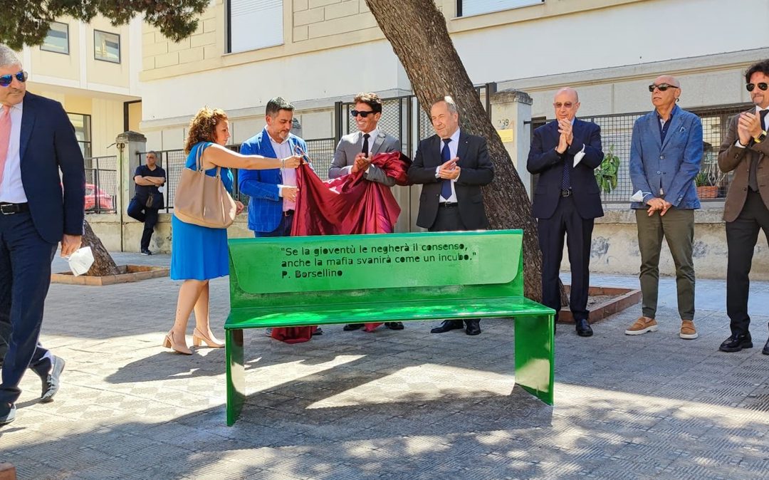 L'inaugurazione della panchina dedicata a Paolo Borsellino a Reggio Calabria