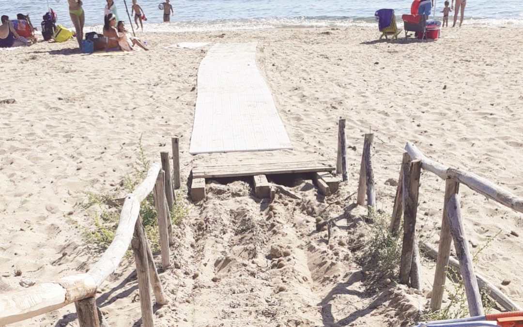 La passerella danneggiata sulla spiaggia di Isola Capo Rizzuto