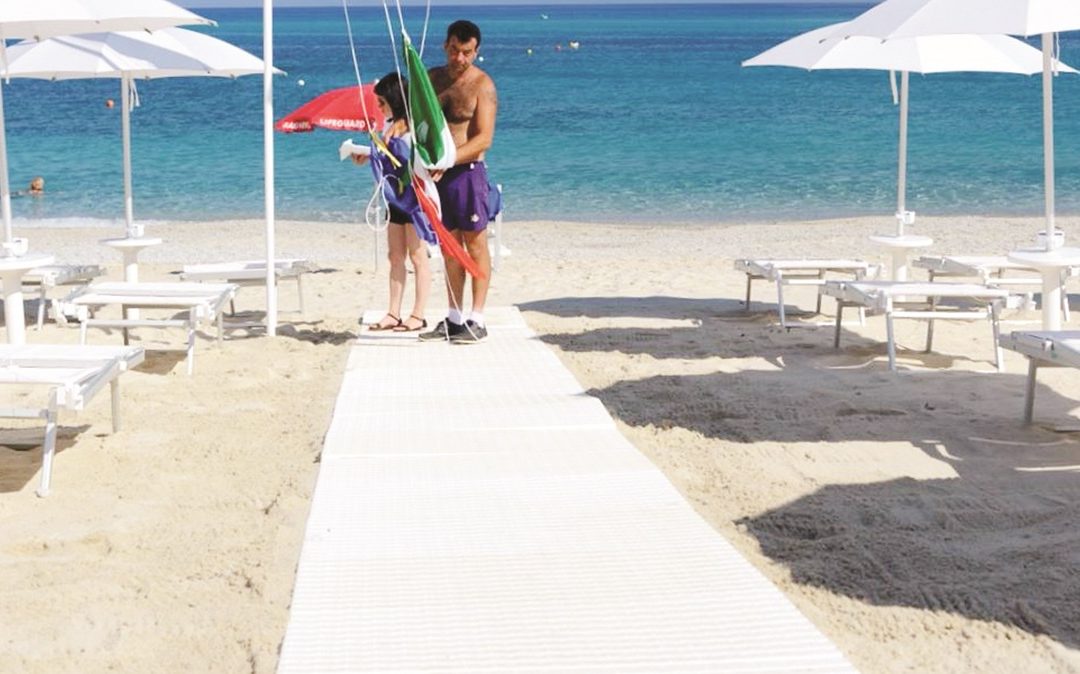 Una passerella per disabili in spiaggia