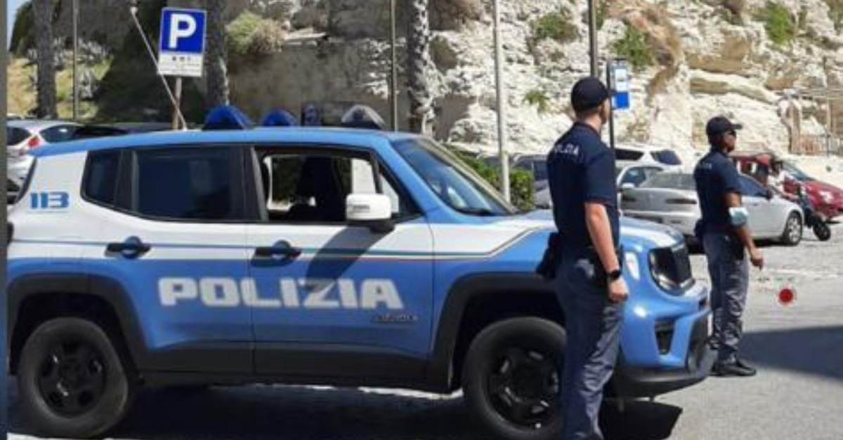 Crotone, maltrattamenti alla madre per i soldi della droga: arrestato 37enne